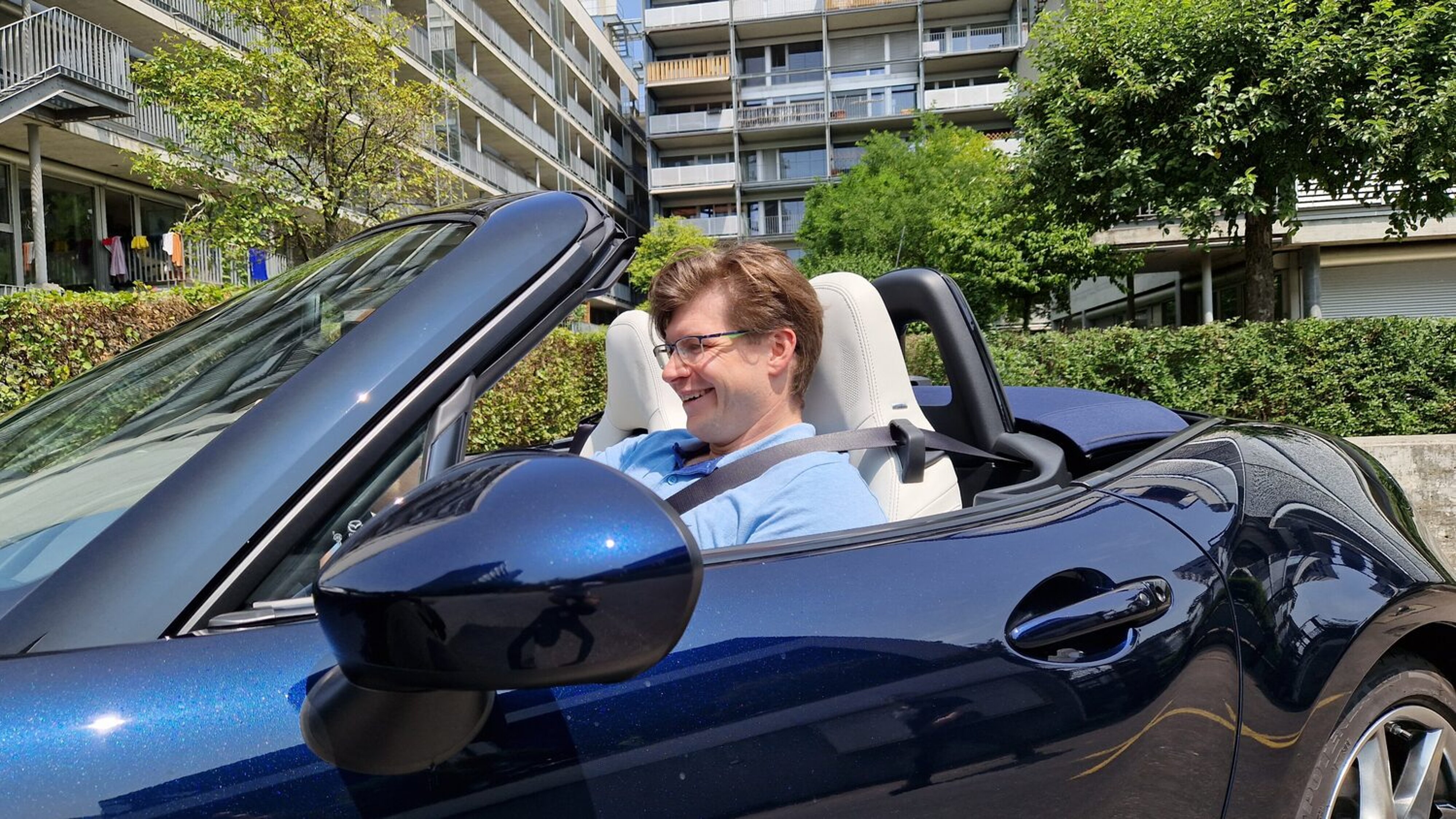 Auto-Checker Martin A. Bartholdi am Steuer des Mazda MX-5.