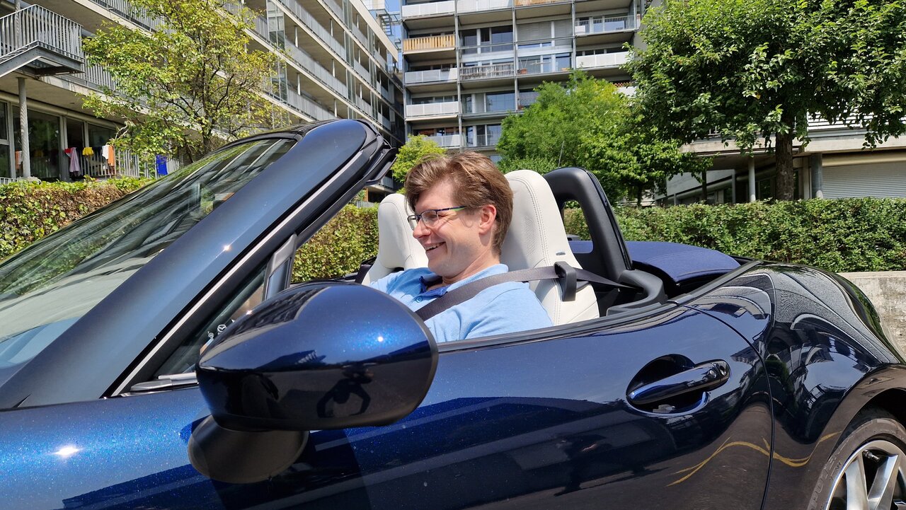 Auto-Checker Martin A. Bartholdi am Steuer des Mazda MX-5.