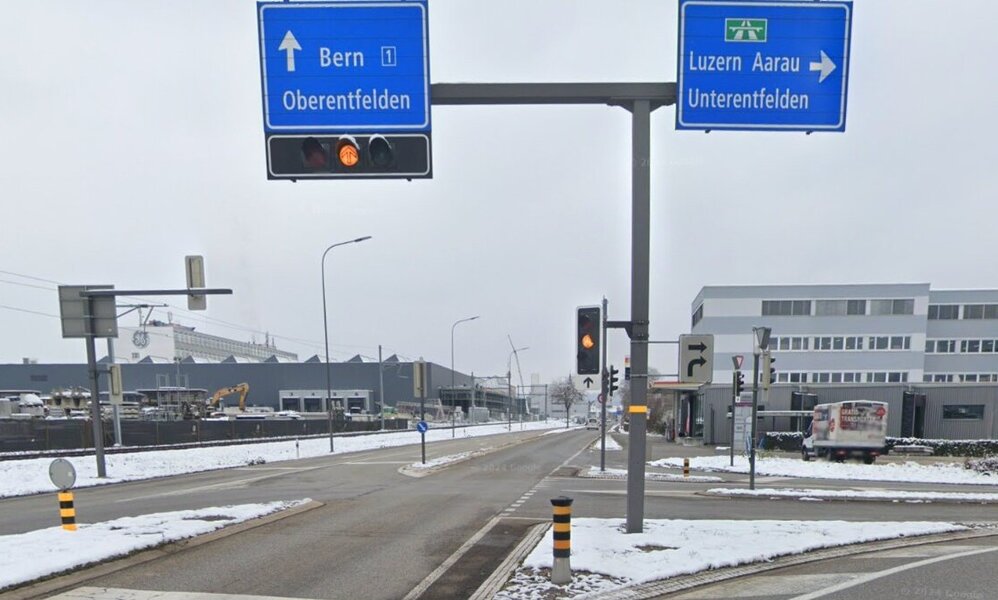 Die Autodiebe versuchten in Oberentfelden AG zu Fuss die Flucht zu ergreifen. Bild: Google Maps.
