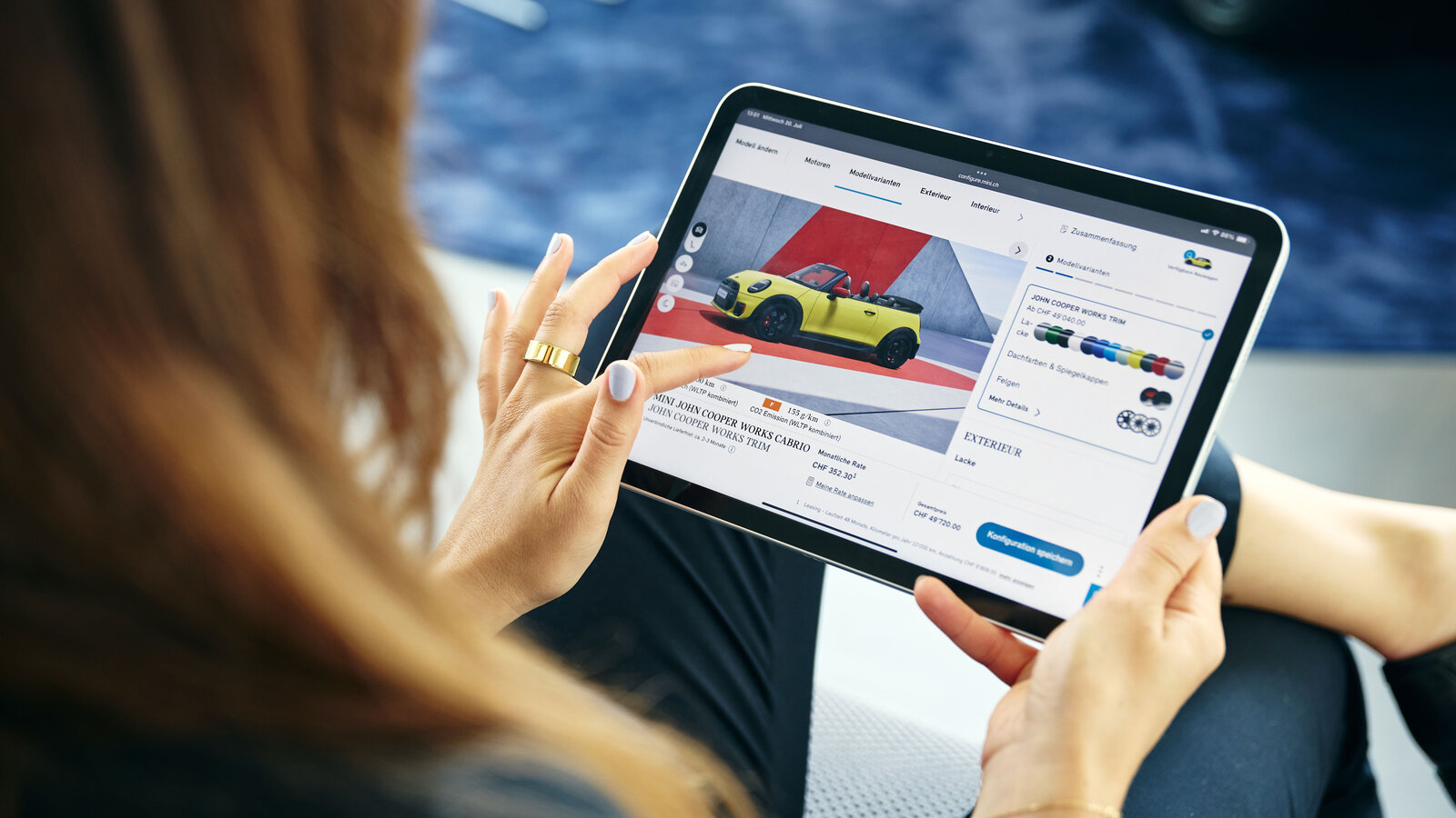 Eine Frau scrollt durch die Mini-Homepage