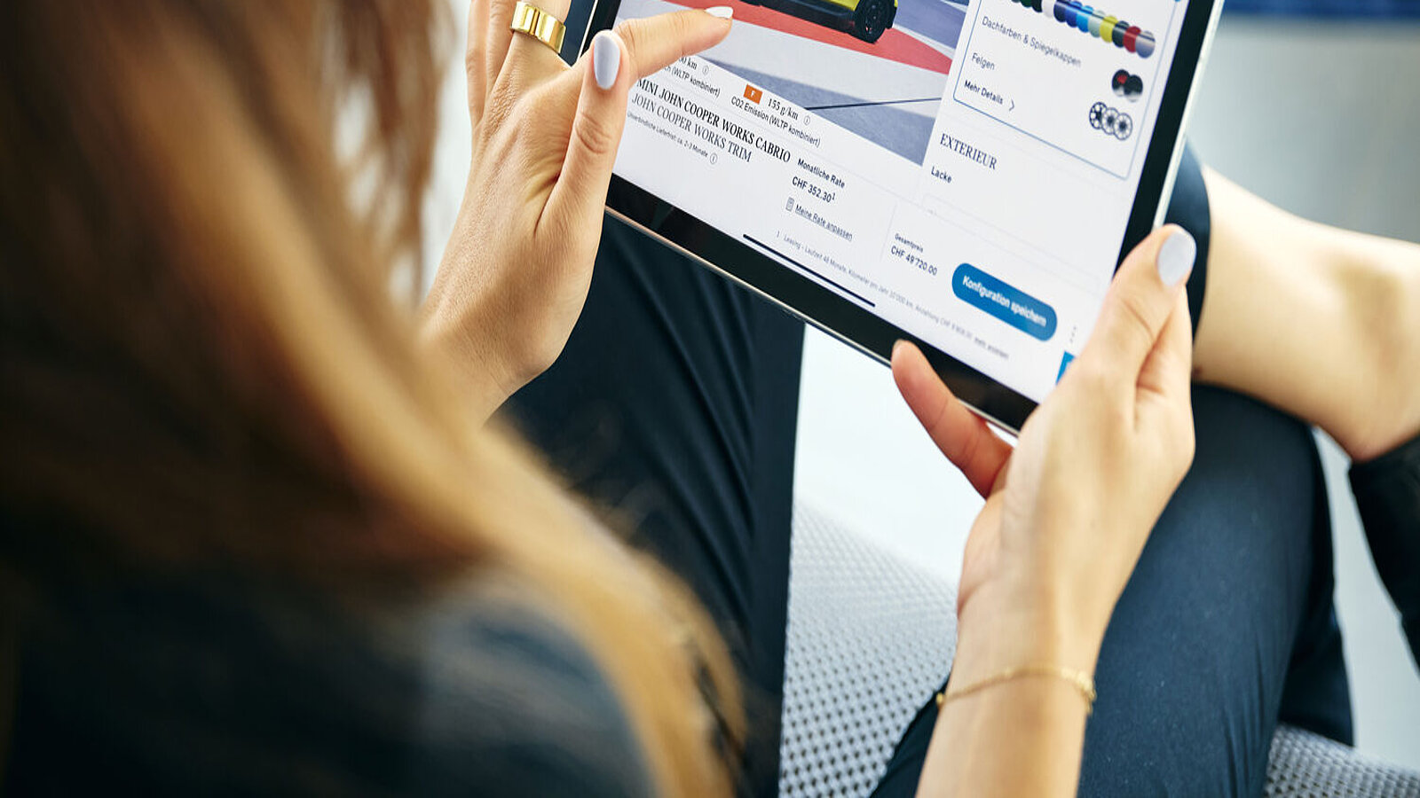 Eine Frau scrollt durch die Mini-Homepage
