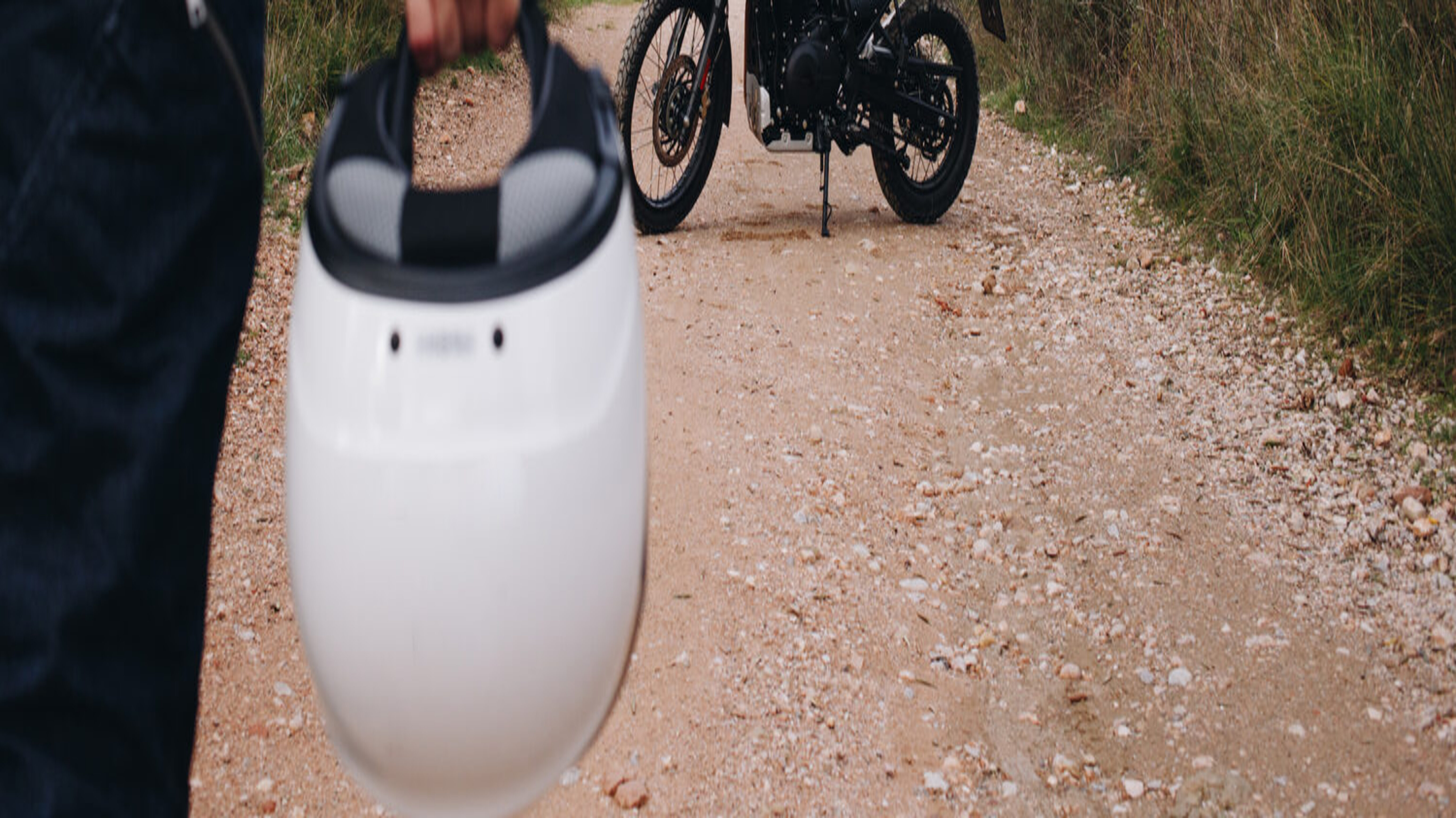 Person mit Helm vor einem Motorrad