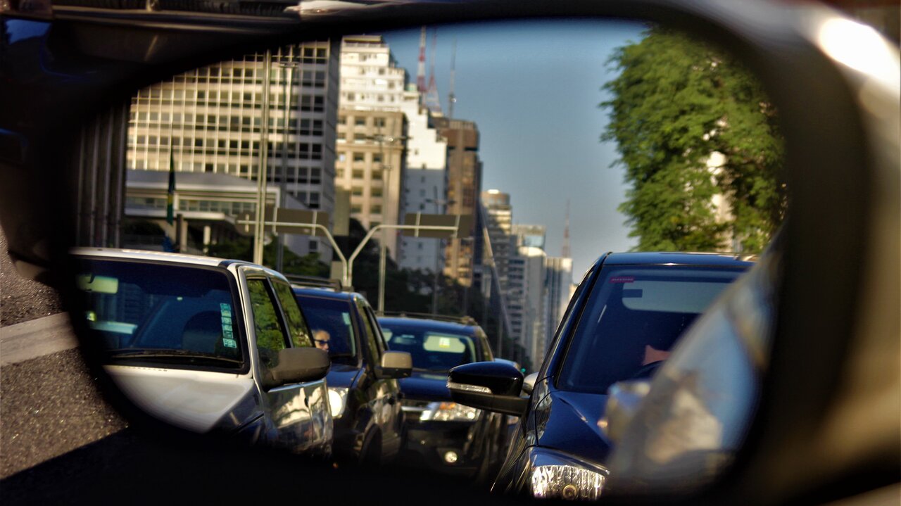 Stau im Rückspiegel Im Aussenspiegel ist die Autokolonne auf den Strassen von São Paulo zusehen.