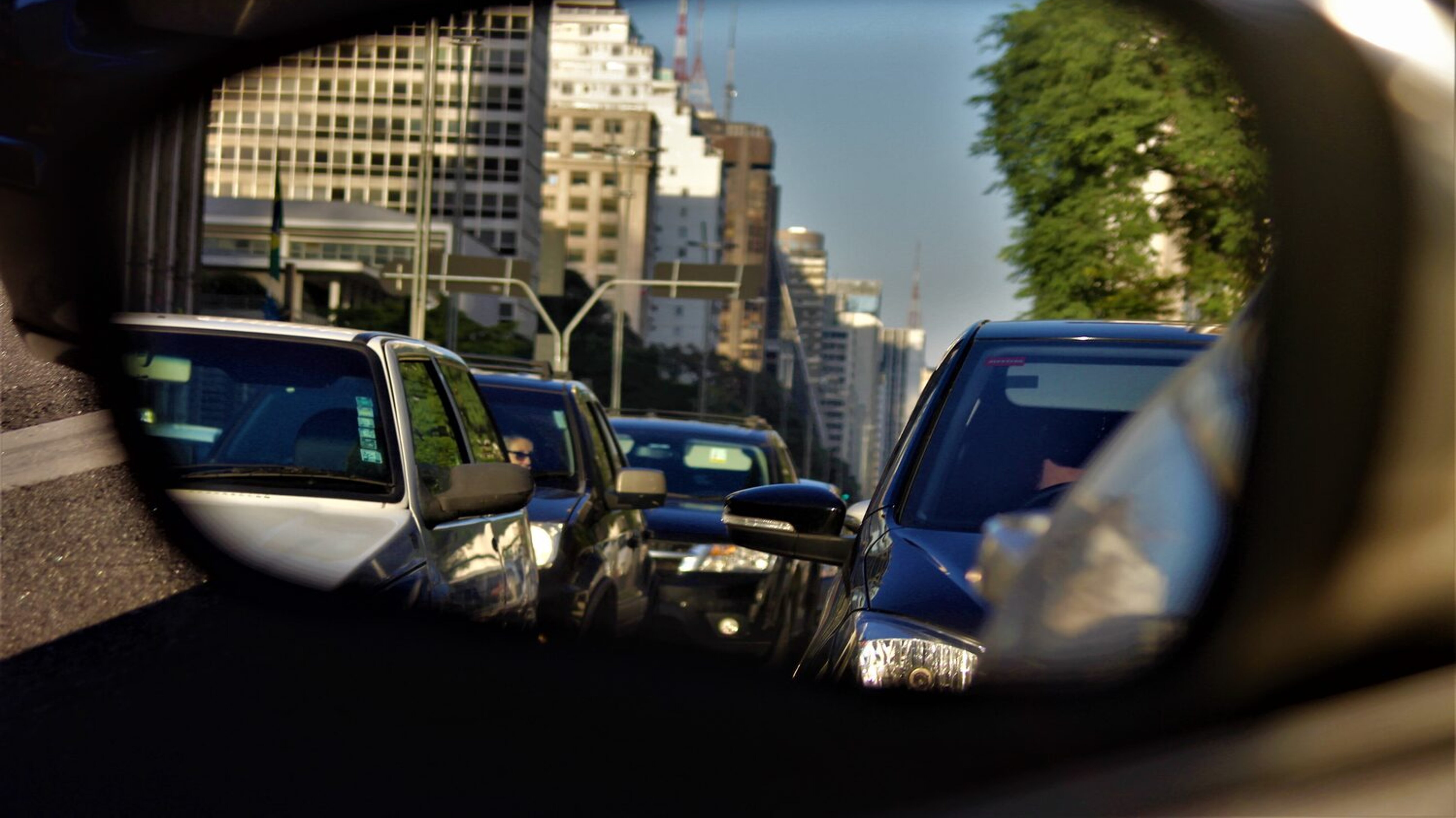 Im Aussenspiegel ist die Autokolonne auf den Strassen von São Paulo zusehen.