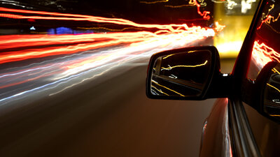 In wenigen Sekunden auf 100 Stundenkilometer. E-Autos sorgen für eine wahre Beschleunigungs-Eskalation. Bild: freepik