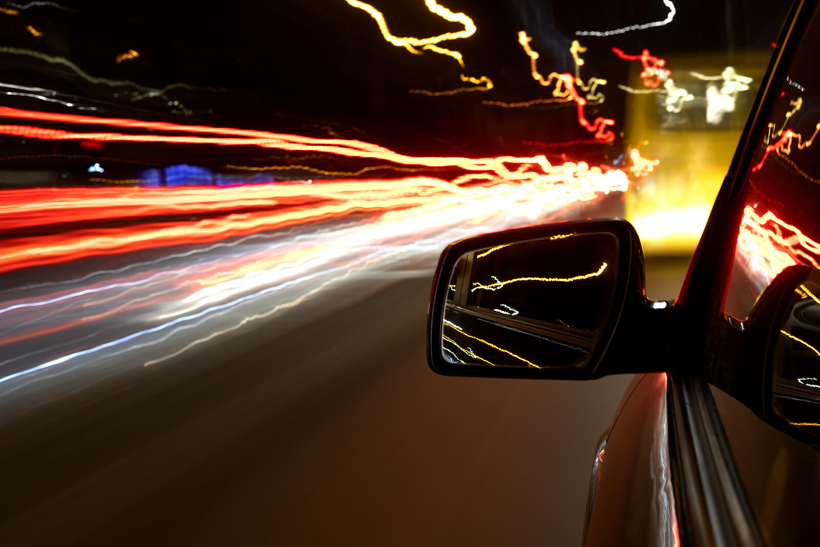 In wenigen Sekunden auf 100 Stundenkilometer. E-Autos sorgen für eine wahre Beschleunigungs-Eskalation. Bild: freepik