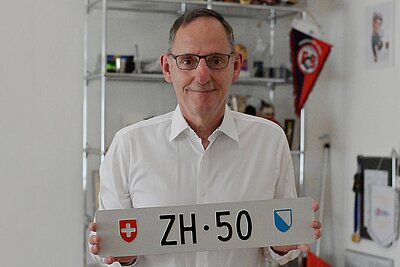 Regierungspräsident Mario Fehr mit Kontrollschild «ZH 50».
