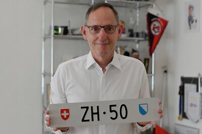 Regierungspräsident Mario Fehr mit Kontrollschild «ZH 50».