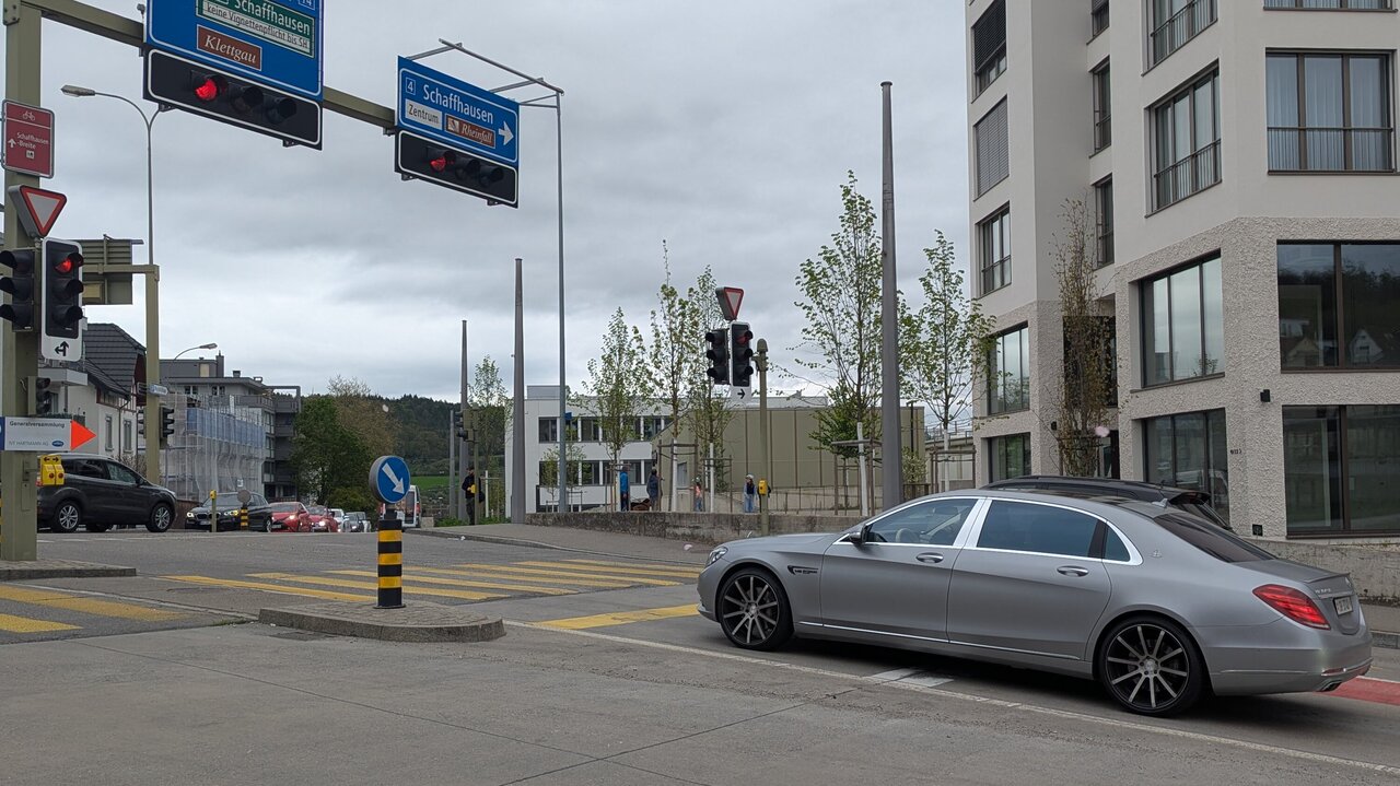 Fahrzeug an einer Ampel