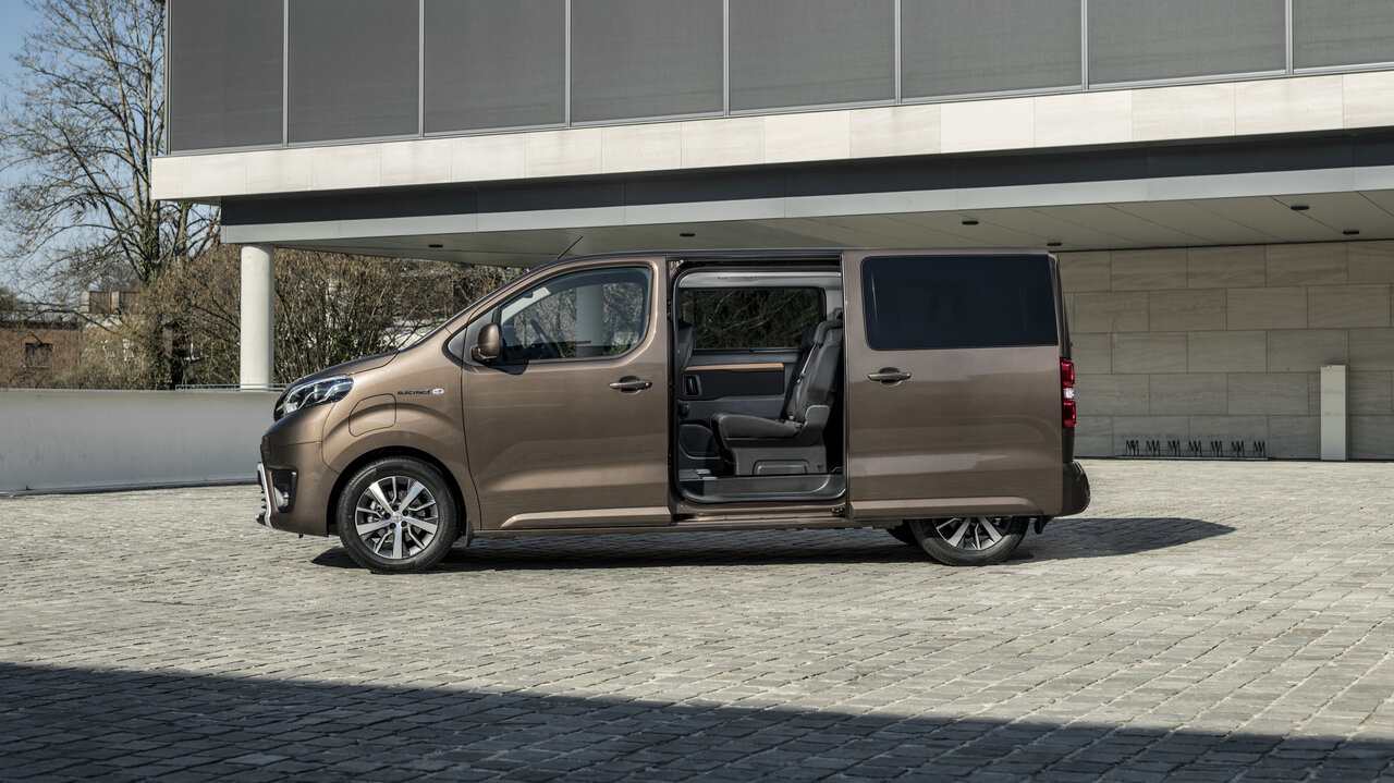 Der Toyota Proace Verso Electric in der Seitenansicht mit geöffneter Schiebetüre.