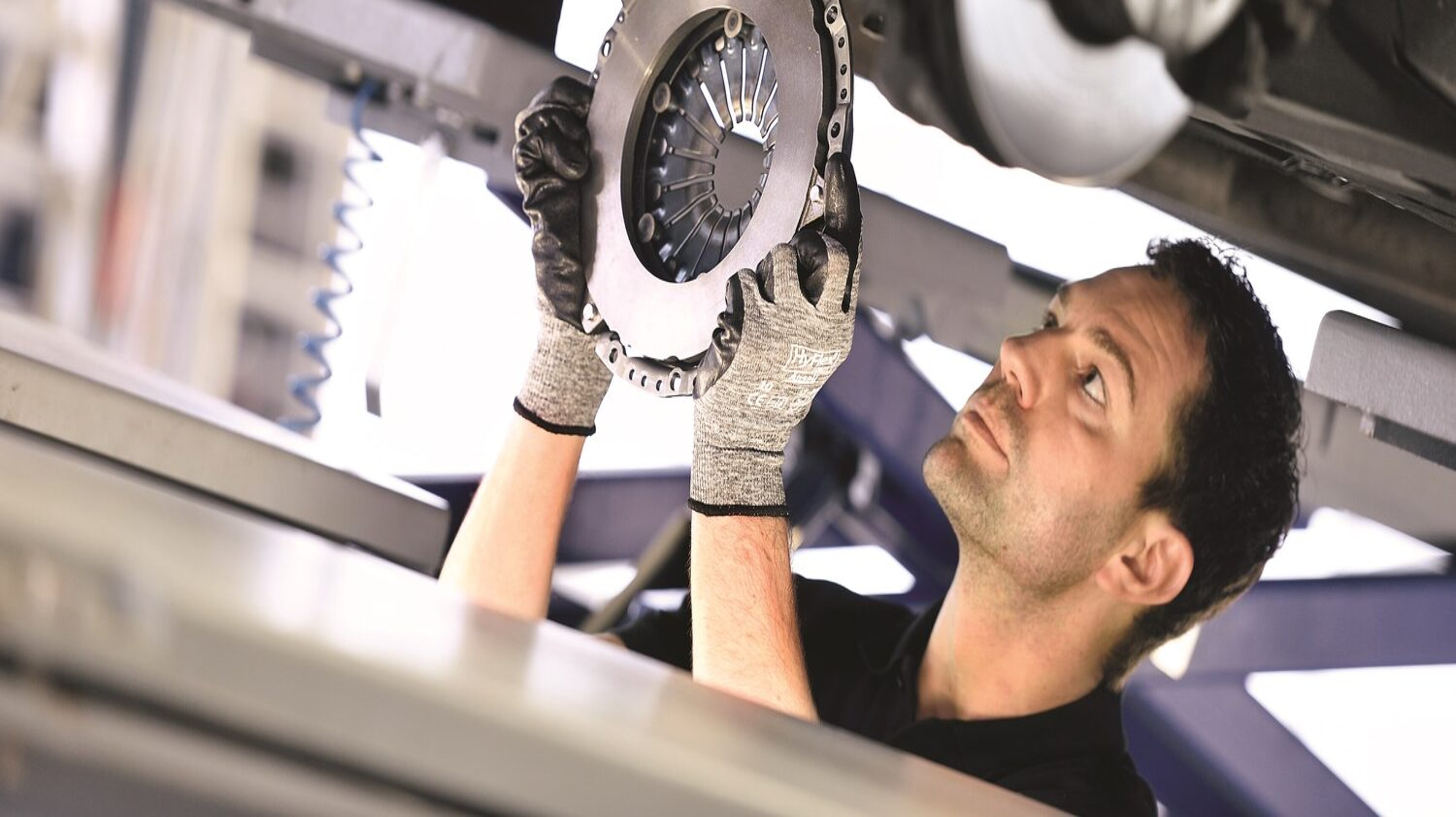 Ein Mechaniker baut eine Kupplung in einem Auto ein
