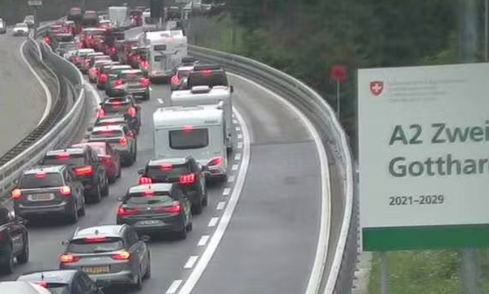 Am Karfreitag kam es vor dem Gotthard-Nordportal zu einer Stauspitze von 12 Kilometern. Droht an Auffahrt und Pfingsten ein ähnliches Bild? Bild: Amt für Betrieb Nationalstrassen