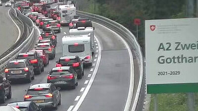 Am Karfreitag kam es vor dem Gotthard-Nordportal zu einer Stauspitze von 12 Kilometern. Droht an Auffahrt und Pfingsten ein ähnliches Bild? Bild: Amt für Betrieb Nationalstrassen