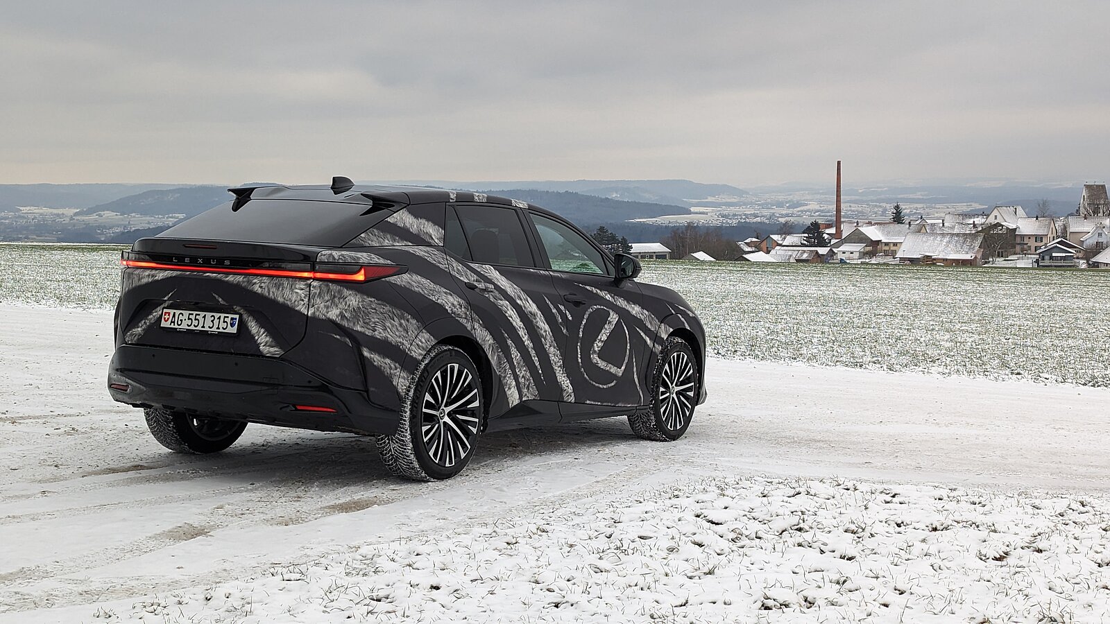 Lexus RZ von schräg hinten