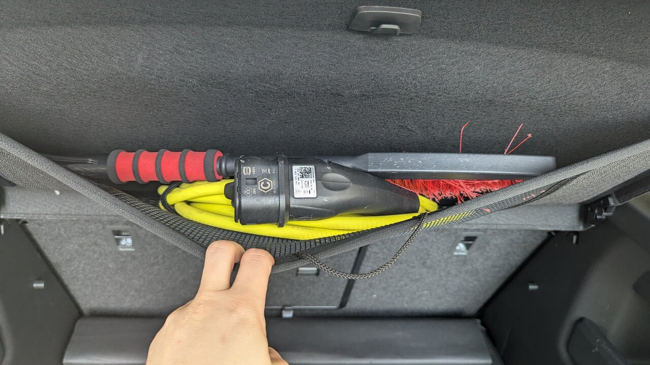 Ladekabel und Schneebesen im Skoda Elroq