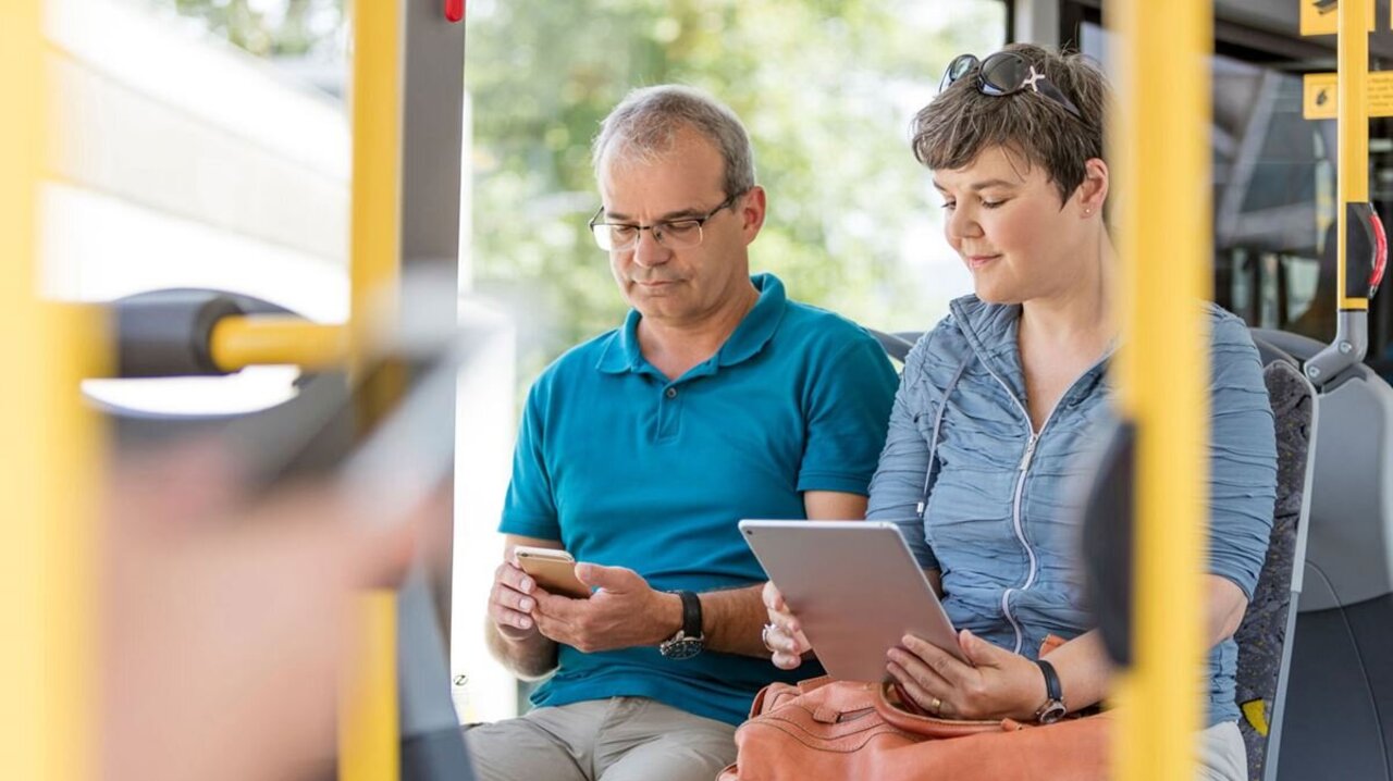 Menschen am Smartphone im Postauto
