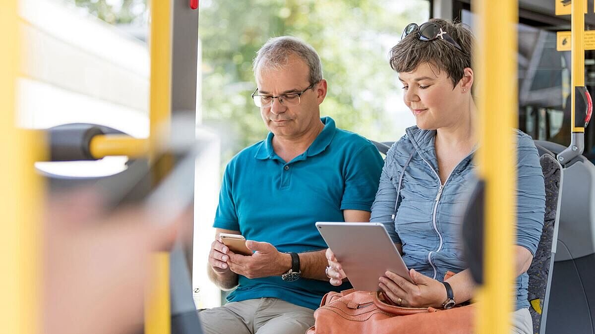 Menschen am Smartphone im Postauto