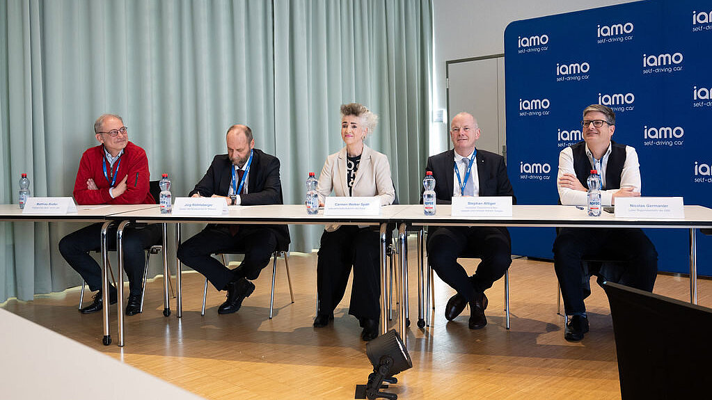 Zum Startschuss fanden sich von Links ein: Matthias Rödter, Präsident Swiss Transit Lab; Jürg Röthlisberger, Direktor Bundesamt für Strassen; Carmen Walker Späh, Regierungsrätin Kanton Zürich; Stephan Attiger, Regierungsrat Kanton Aargau; Nicolas Germanier, Leiter Regionalverkehr der SBB