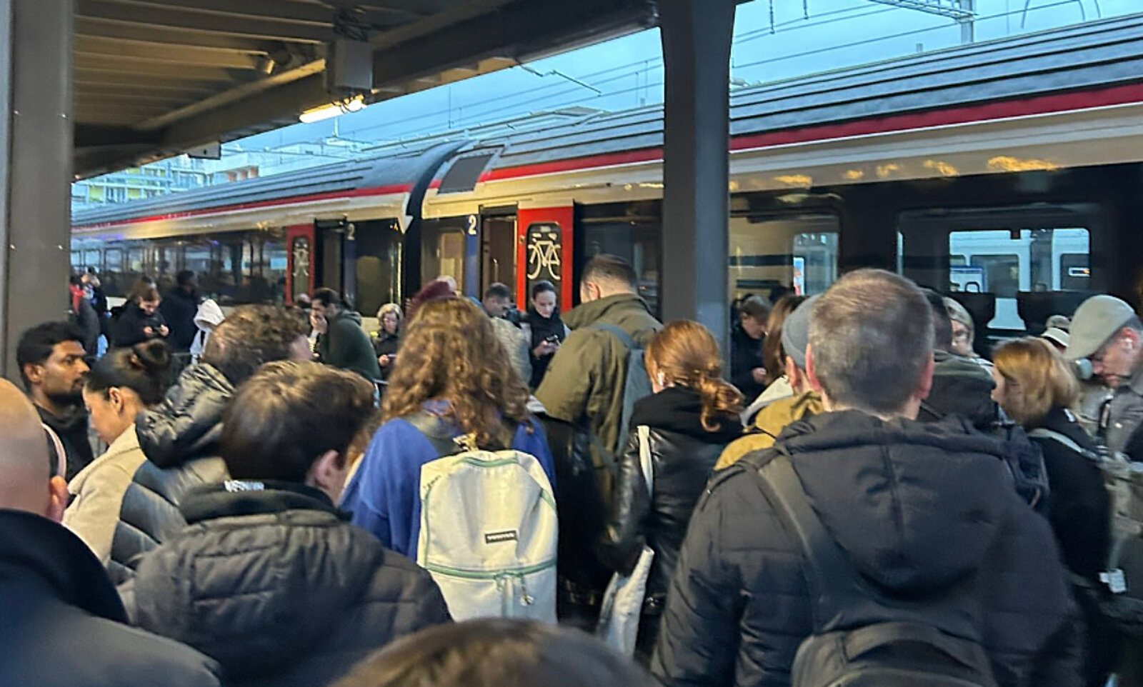 Bitte aussteigen. Das hiess es für viele Zugreisende am Morgen in Dietikon ZH. Eine Störung auf einer Bahnstrecke führte zum Unterbruch. Bild: Twitter