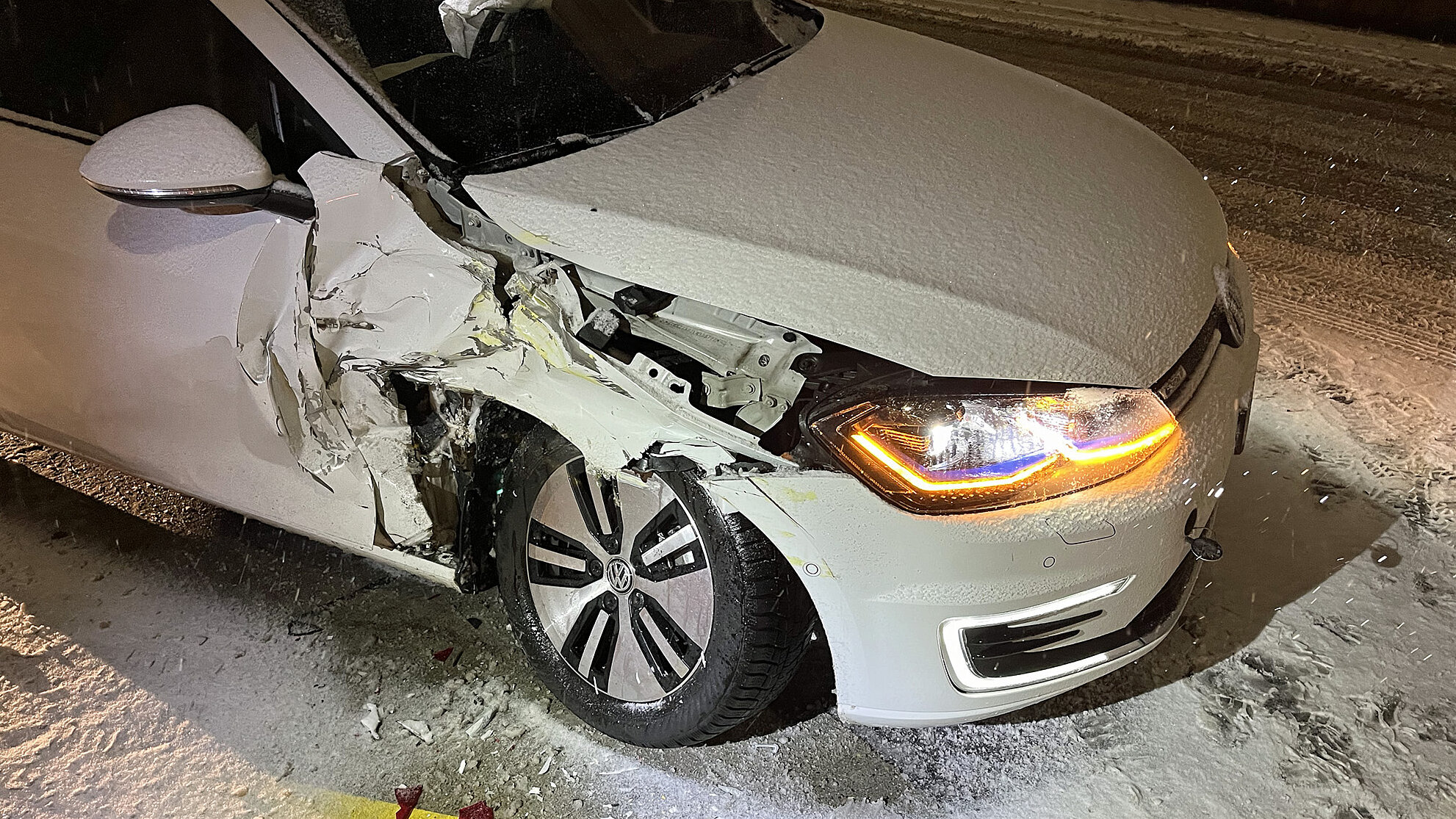 Beim Zusammenstoss wurde niemand verletzt, allerdings wird es teuer für den Autolenker. Der Sachschaden beläuft sich auf rund 35'000 Franken. Bild: Luzerner Polizei