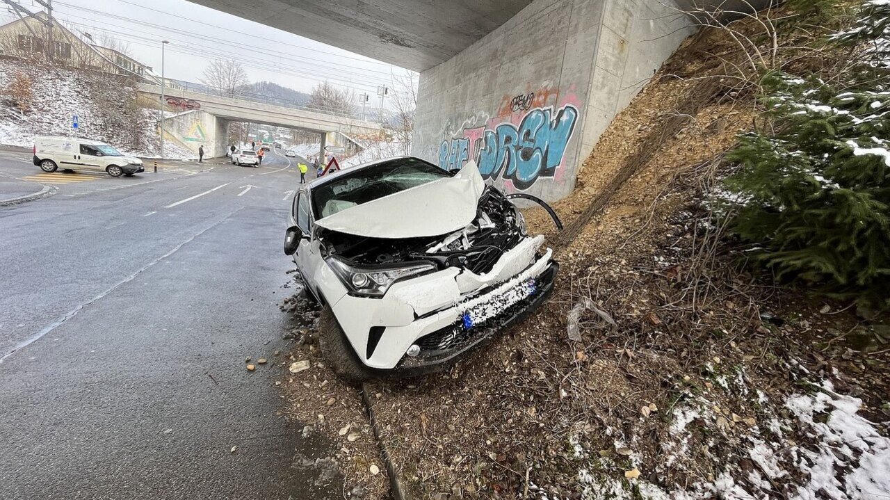 Beim Unfall wurde niemand verletzt, allerdings erlitten sowohl der Toyota als auch der Jeep grossen Sachschaden. Die Kantonspolizei Baselland sucht nach Augenzeugen. Bild: Kapo BL