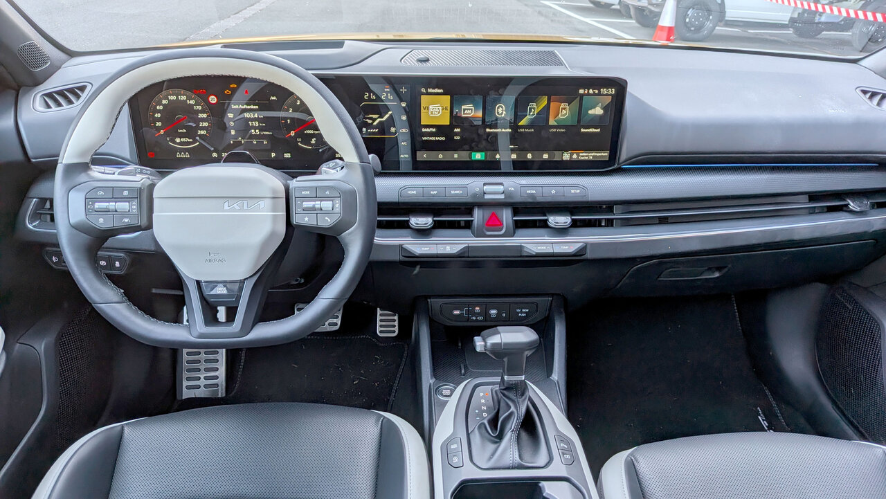 Cockpit des Kia K4