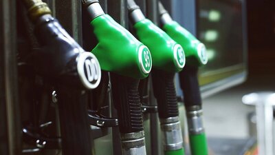 Wie viel Bioethanol-Anteil im Treibstoff ist sinnvoll? Darüber diskutiert aktuell die EU. Bild: Freepik