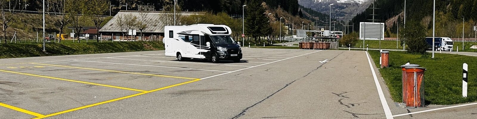 einsamer Camper auf einem Autobahnparkplatz