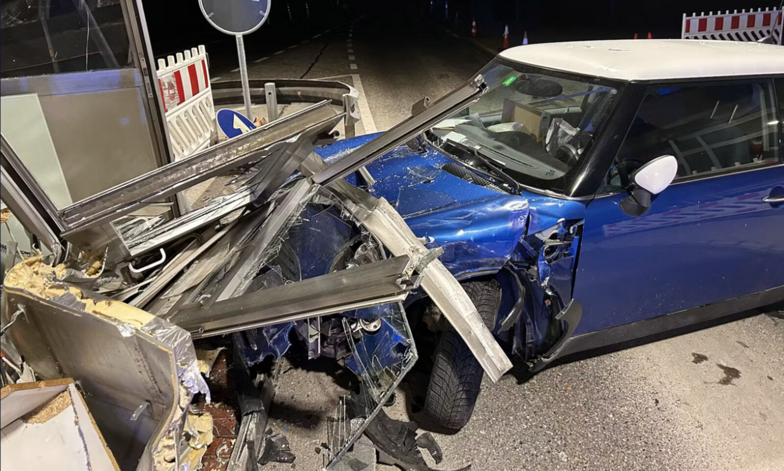 Beschädigtes Auto und Zollhäuschen