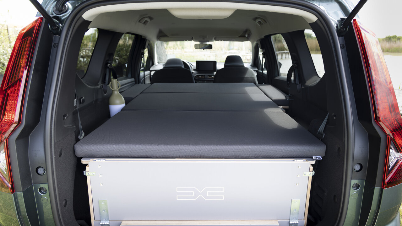 Camping-Box mit Matratze im Dacia Jogger