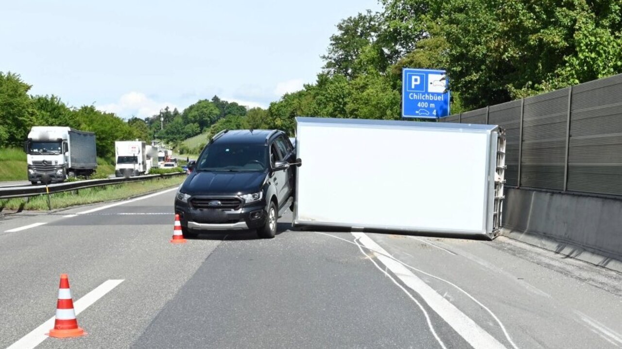 Am Dienstag (19. Mai) kippte auf der A2 bei Sempach LU ein Tieranhänger mit drei Kühen. Beim Spurwechsel geriet der Anhänger ins Schlingern und drehte beim Umkippen auch den Pickup um. Bild: Luzerner Polizei