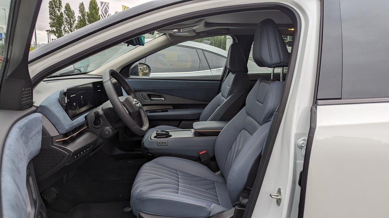 Vordersitze im Nissan Ariya