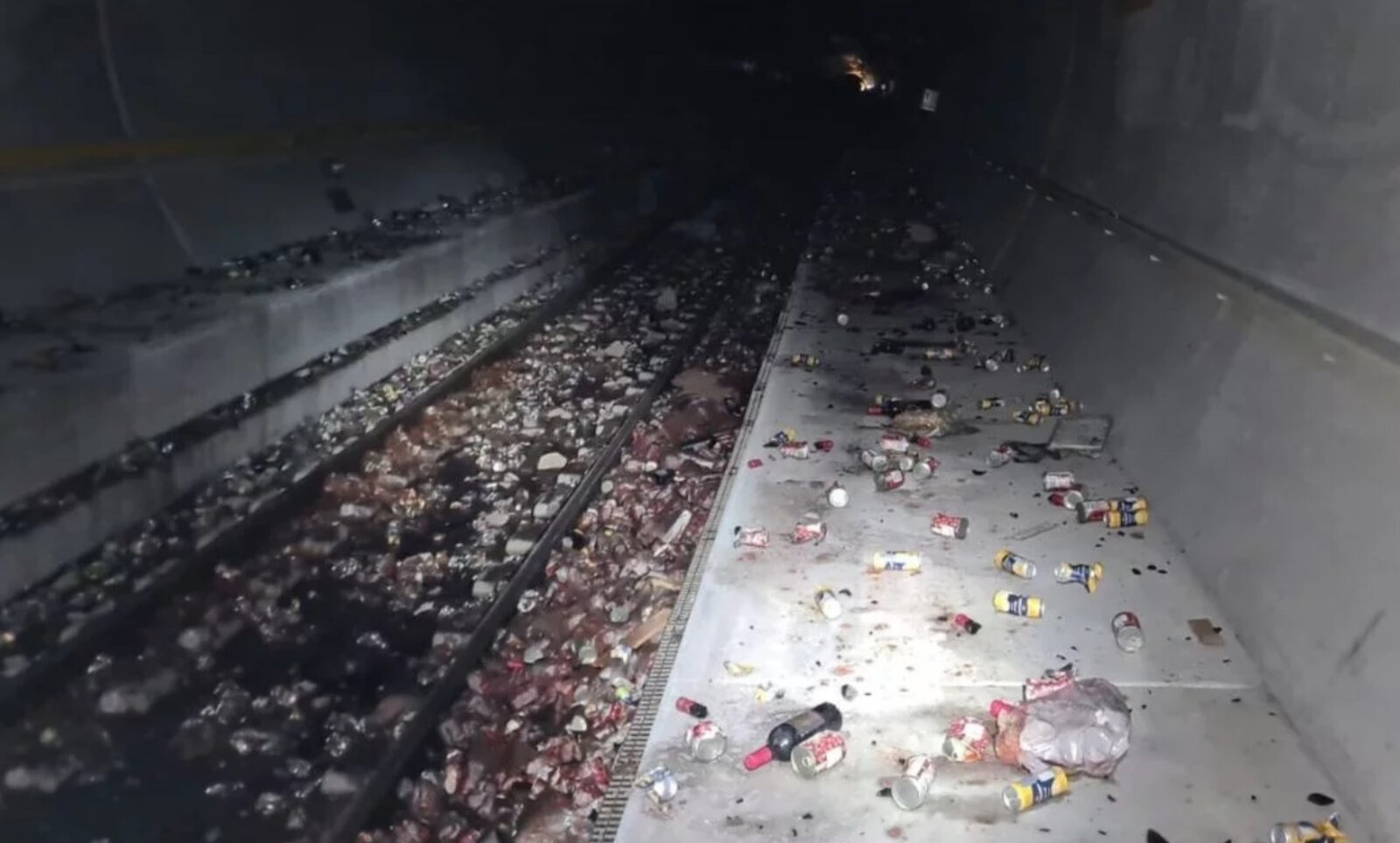 23 von 31 Waggons entgleisten am letzten Donnerstag. Die Ladung wurde auf den Schienen verstreut. Bild: SBB
