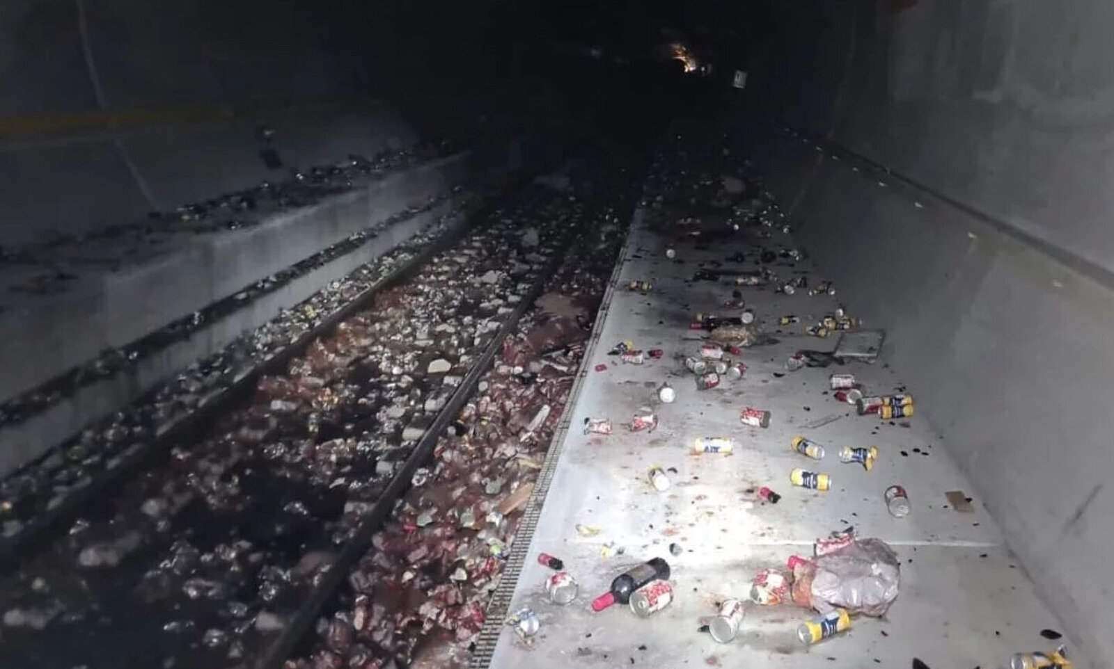 23 von 31 Waggons entgleisten am letzten Donnerstag. Die Ladung wurde auf den Schienen verstreut. Bild: SBB
