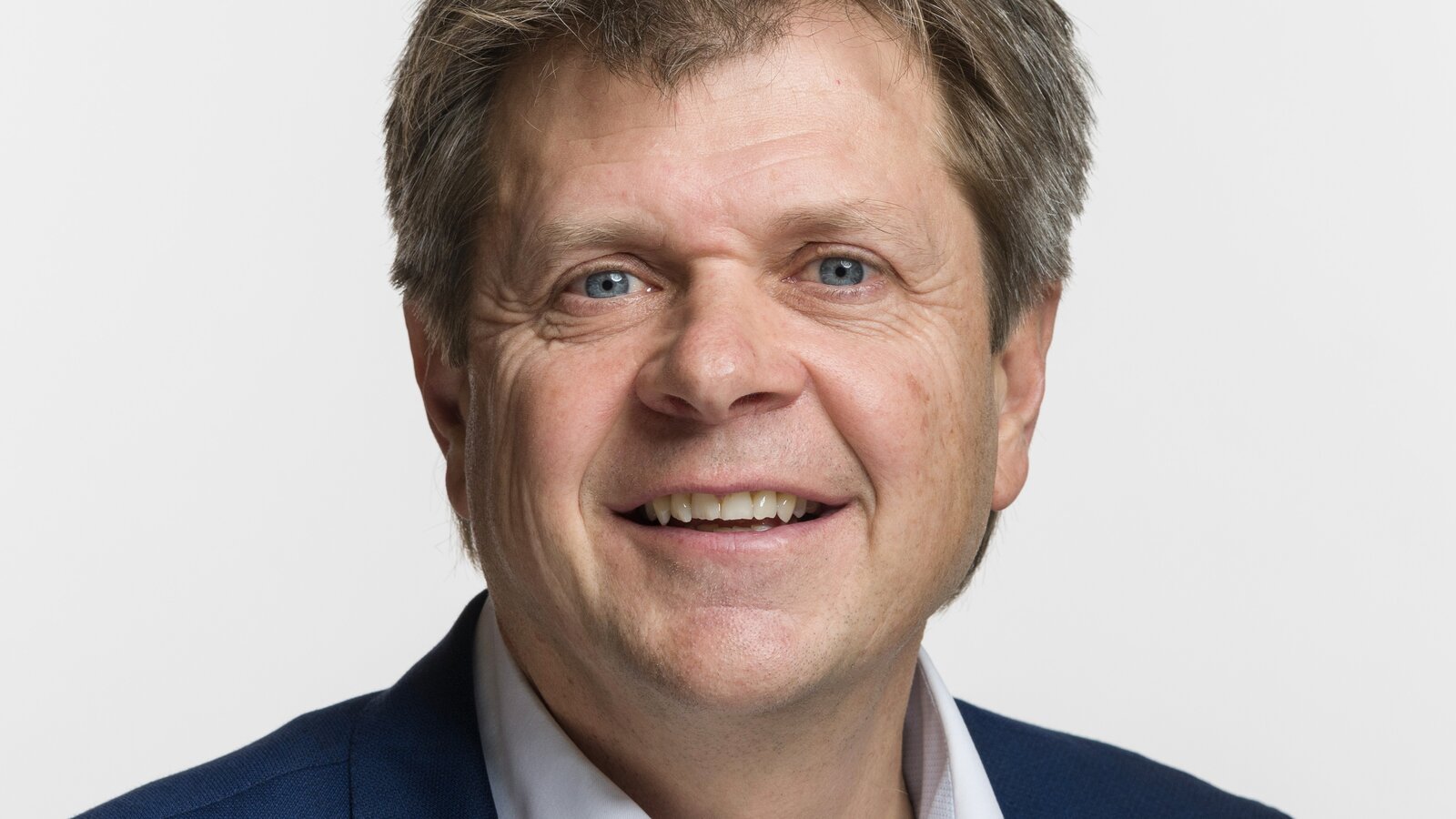 GLP-Nationalrat Jürg Grossen stellte in seiner Interpellation drei Fragen, welche sich um die Krise im Occasionsmarkt der Elektroautos drehen. Bild: Parlamentsdienste parl.ch