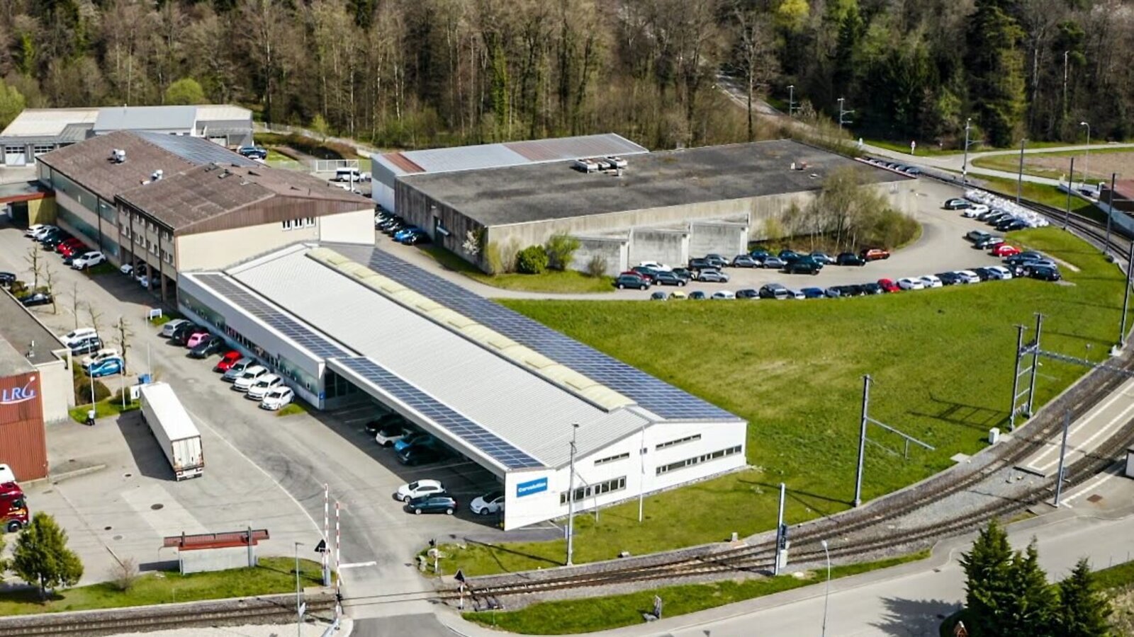 Aussenansicht der Autohalle von Carvolution