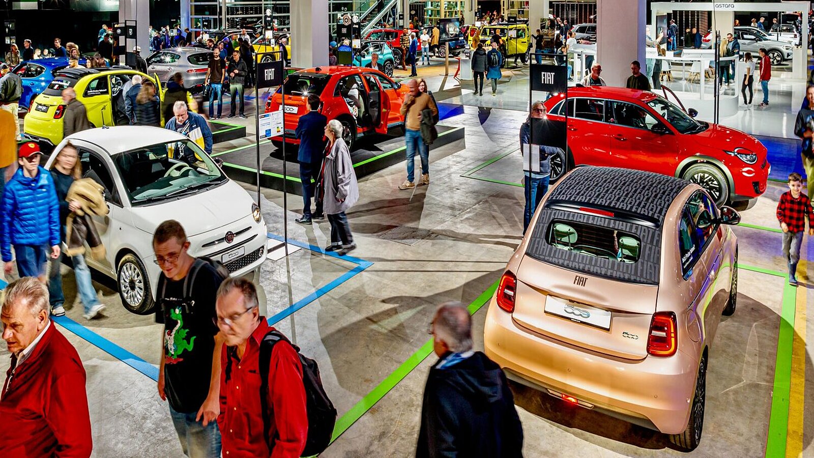 Besucher an der Auto Zürich
