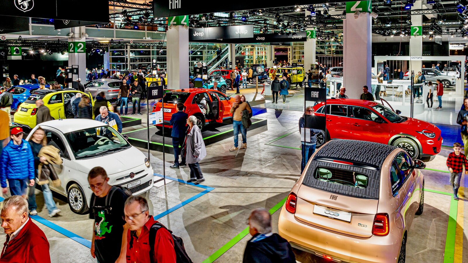Besucher an der Auto Zürich