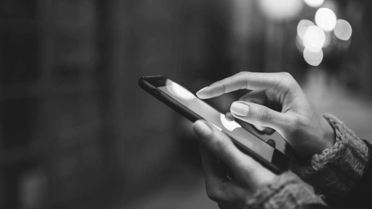 Damenhände mit Smartphone