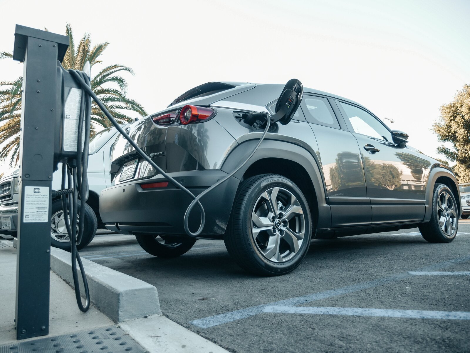 Auto an der E-Ladestation.