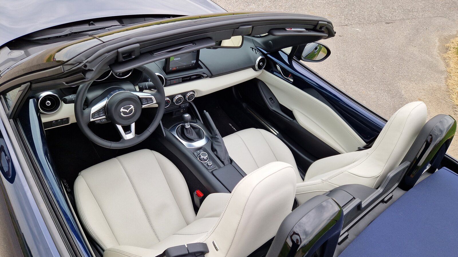 Der Innenraum des Mazda MX-5 mit zwei Sitzen.