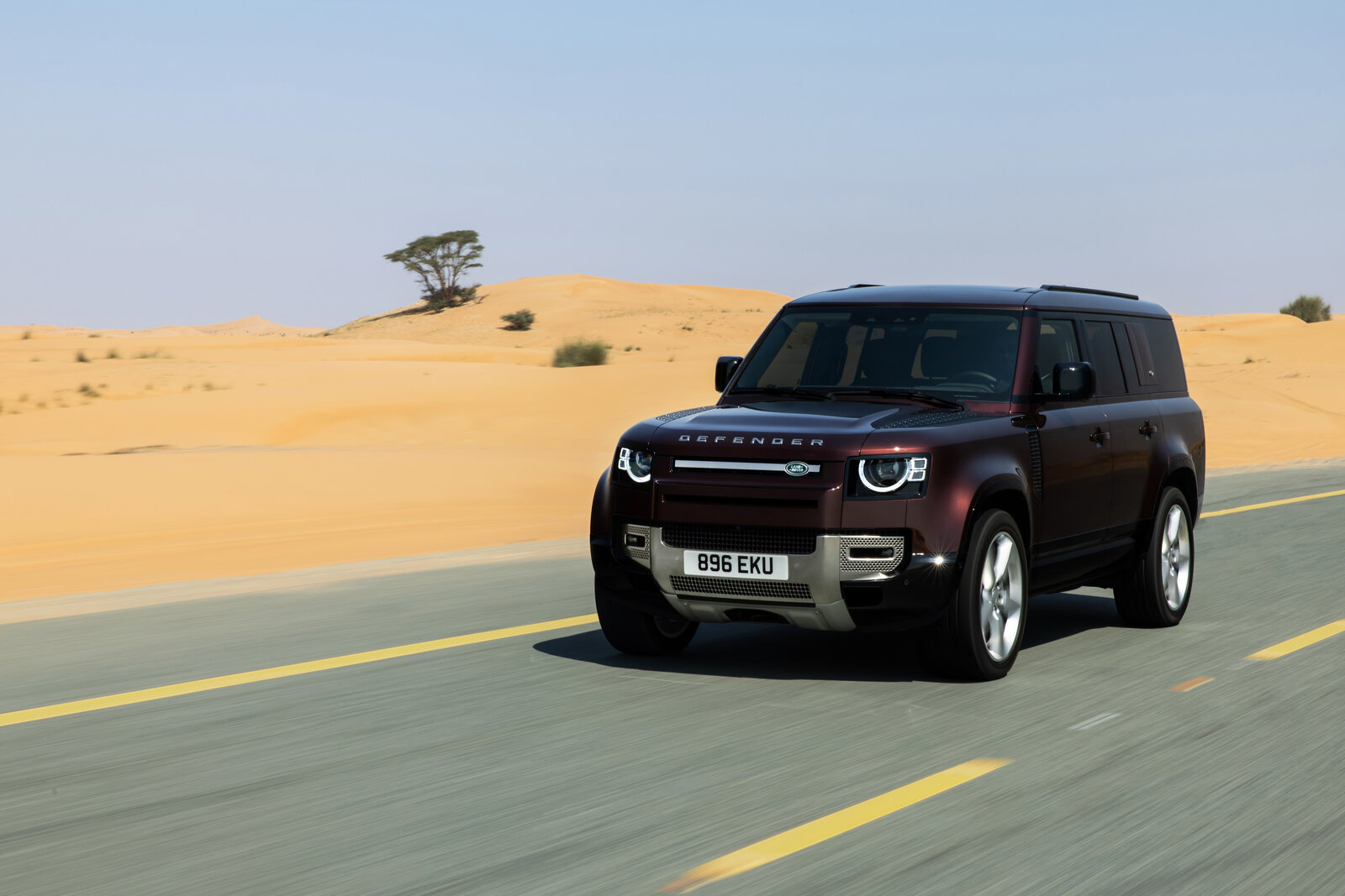 Land Rover Defender fahrend von vorne