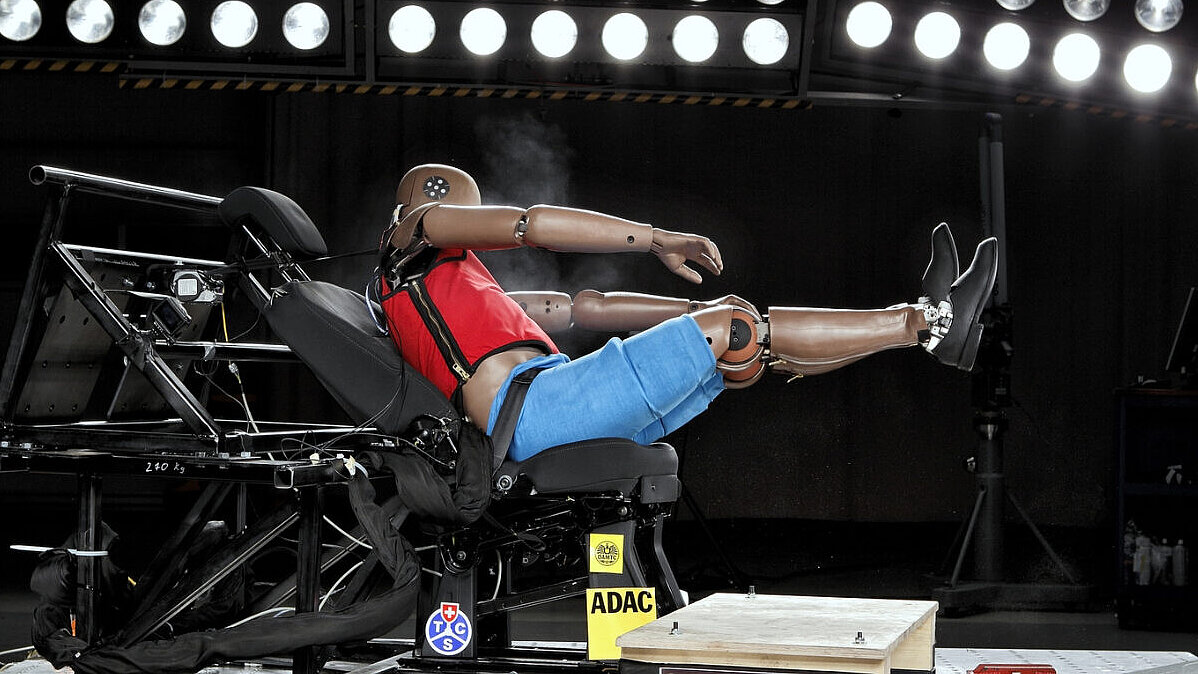 Bei Tests zeigte sich, dass der Airbag die Beine der Dummys gegen den Oberkörper drückte. Bild: ÖAMTC