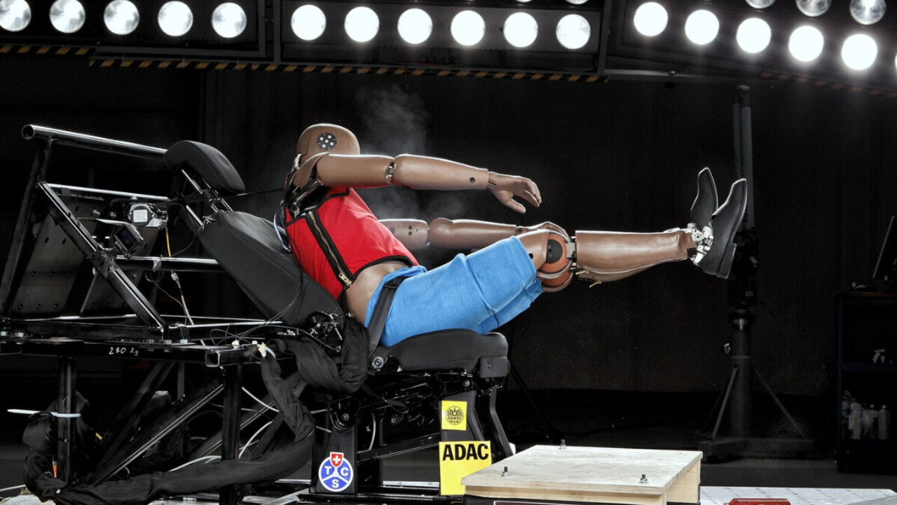 Bei Tests zeigte sich, dass der  Airbag die Beine der Dummys gegen den Oberkörper drückte. Bild: ÖAMTC