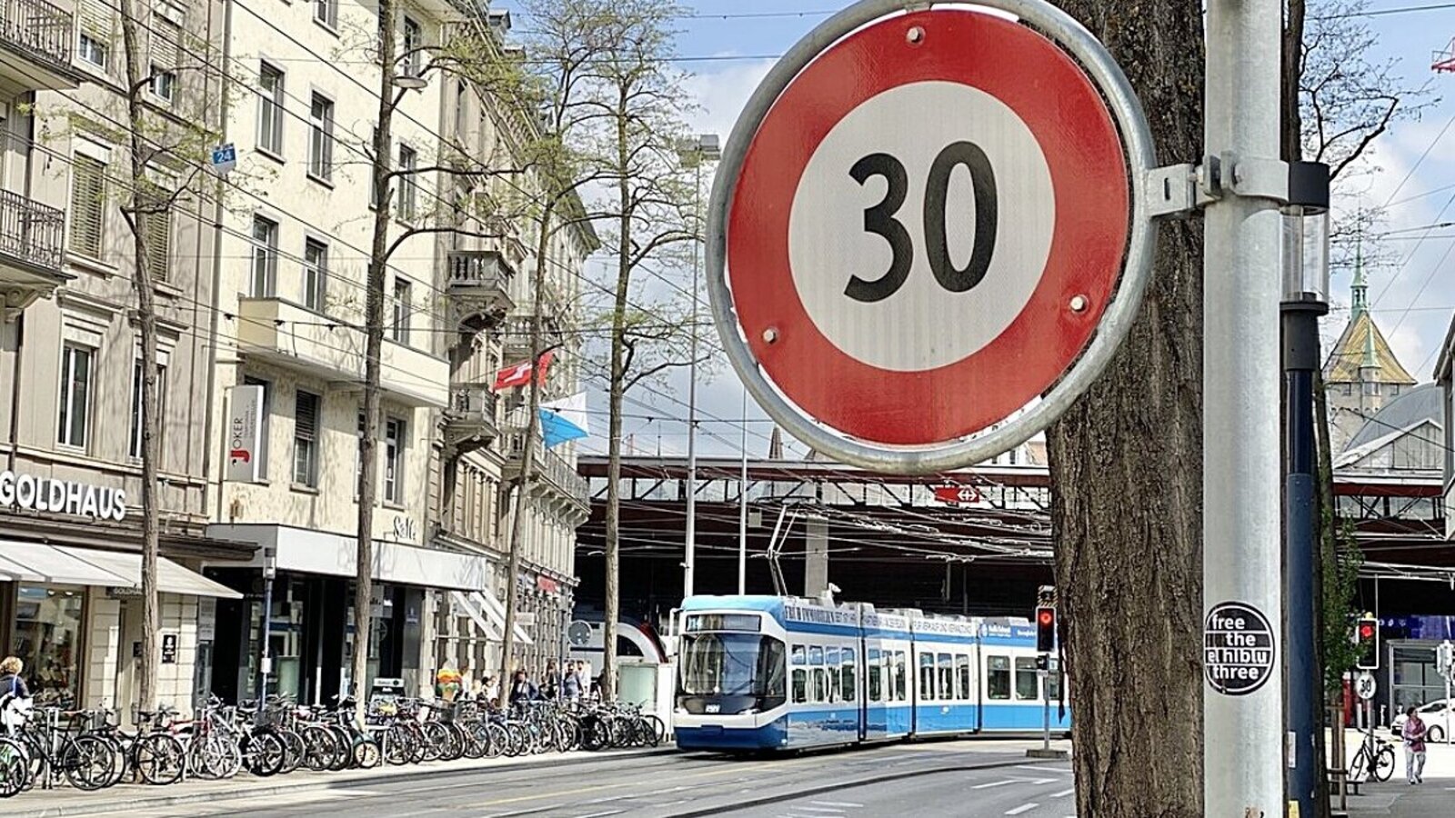 Im Kanton Zürich dürfen Städte nicht mehr eigenständig über Tempo 30 auf Hauptverkehrsachsen entscheiden. Bild: Linus Barta, STREETLIFE