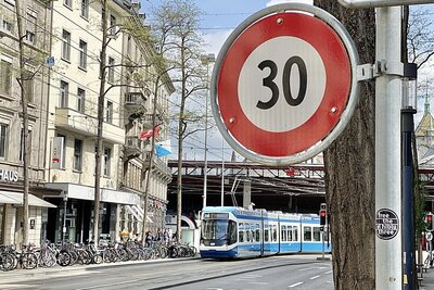 Im Kanton Zürich dürfen Städte nicht mehr eigenständig über Tempo 30 auf Hauptverkehrsachsen entscheiden. Bild: Linus Barta, STREETLIFE