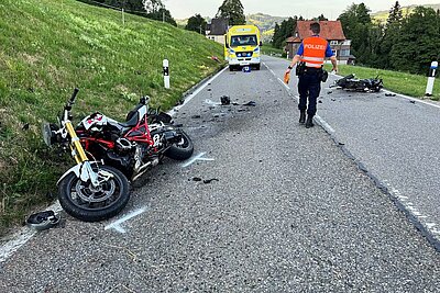 Auf dem Ricken sind am letzten Dienstag zwei Motorräder frontal ineinander geprallt. Drei Personen wurden dabei schwerverletzt. Darunter ein 17-jähriger Neulenker. Bild: Kantonspolizei St. Gallen. 