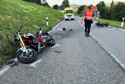 Auf dem Ricken sind am letzten Dienstag zwei Motorräder frontal ineinander geprallt. Drei Personen wurden dabei schwerverletzt. Darunter ein 17-jähriger Neulenker. Bild: Kantonspolizei St. Gallen. 
