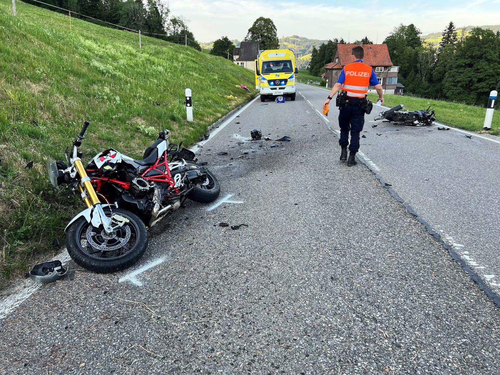 Auf dem Ricken sind am letzten Dienstag zwei Motorräder frontal ineinander geprallt. Drei Personen wurden dabei schwerverletzt. Darunter ein 17-jähriger Neulenker. Bild: Kantonspolizei St. Gallen. 