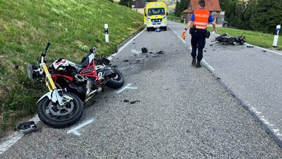 Auf dem Ricken sind am letzten Dienstag zwei Motorräder frontal ineinander geprallt. Drei Personen wurden dabei schwerverletzt. Darunter ein 17-jähriger Neulenker. Bild: Kantonspolizei St. Gallen.